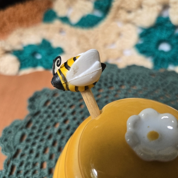 Ceramic Honey Miel Beehive Yellow Gold with Honey Dipper - Picture 9 of 12